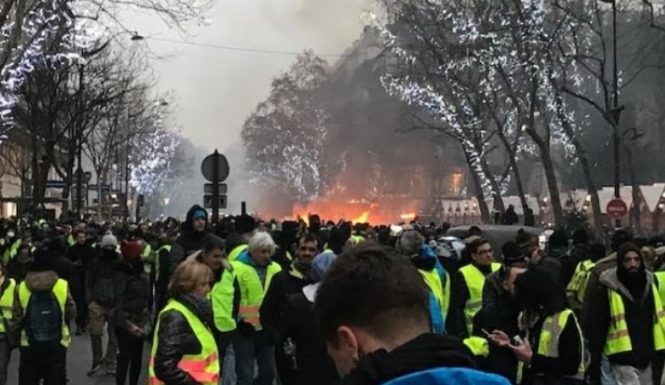 Gilets jaunes: Violence condemned as protests resurge