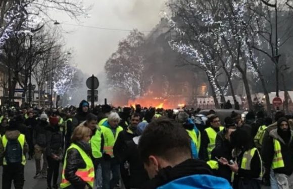 Gilets jaunes: Violence condemned as protests resurge