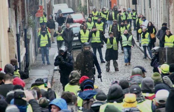 Policiers encerclés, centre-ville assailli, discours de Fly Rider… Bourges capitale d&rsquo;un jour des gilets jaunes