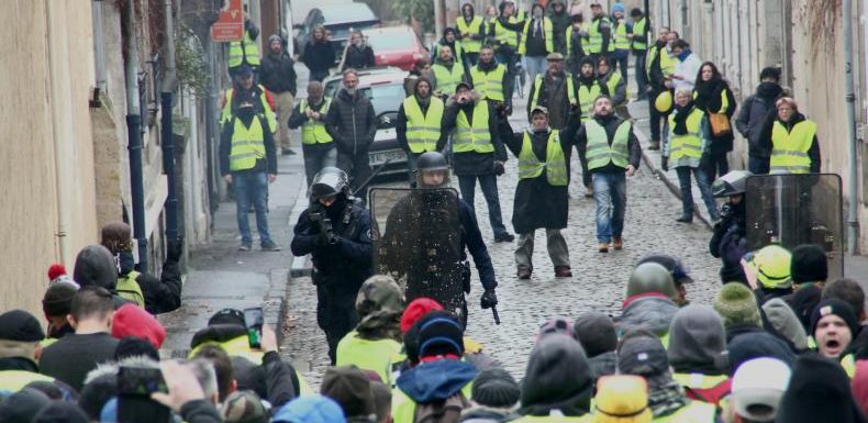 Policiers encerclés, centre-ville assailli, discours de Fly Rider… Bourges capitale d’un jour des gilets jaunes