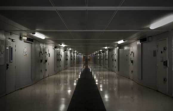 De l&rsquo;utopie au « monstre »: la plus grande prison d&rsquo;Europe, Fleury-Mérogis, a 50 ans