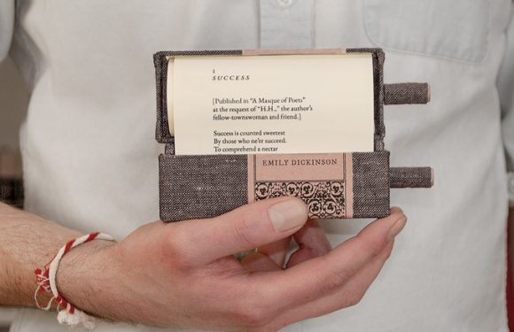 Le livre déroulant sonne le grand retour du rouleau pour la lecture