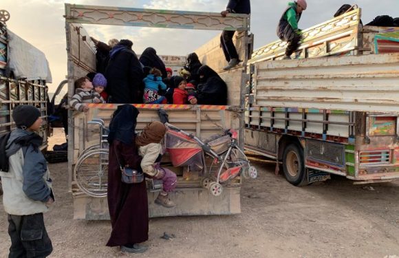 [Reportage] Syrie: les familles de jihadistes fuient les combats à Deir Ezzor