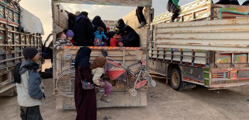 [Reportage] Syrie: les familles de jihadistes fuient les combats à Deir Ezzor