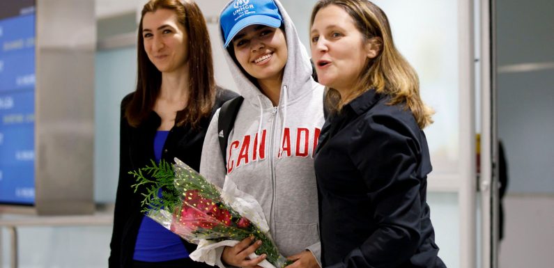 The Saudi teenager who fled her « abusive » family to seek asylum abroad has arrived in Canada.