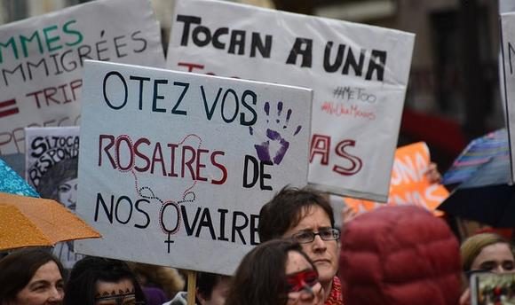 Paris : les sorcières du Witch Bloc organisent une riposte féministe contre la marche anti-IVG