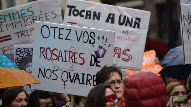 Paris : les sorcières du Witch Bloc organisent une riposte féministe contre la marche anti-IVG