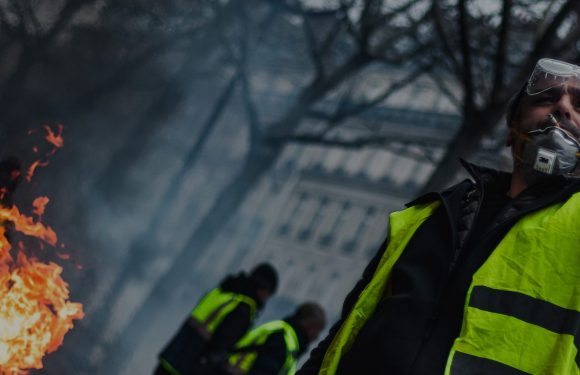 Gilets jaunes et bonnets rouges : une histoire vestimentaire des mouvements révolutionnaires