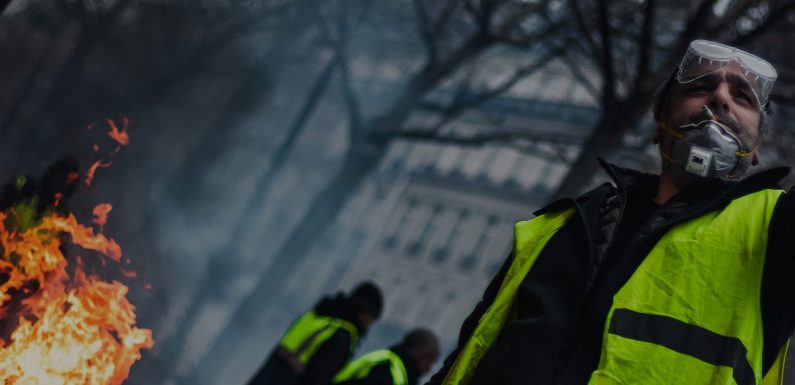 Gilets jaunes et bonnets rouges : une histoire vestimentaire des mouvements révolutionnaires