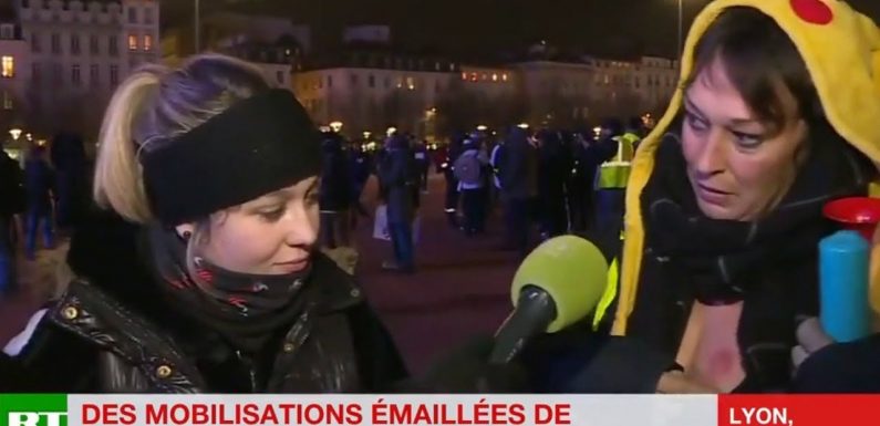 Une mère ayant reçu un flashball dans le sein : «Quand j’ai demandé aux policiers le matricule du monsieur en précisant qu’il était noir, ils ont dit qu’on était racistes»