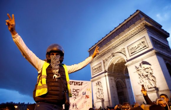 Des « Gilets jaunes » appellent à un acte 8, refusent le débat national