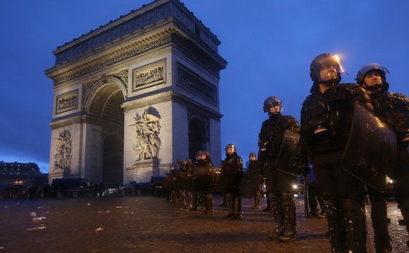 Face aux « gilets jaunes », première manifestation des « foulards rouges »
