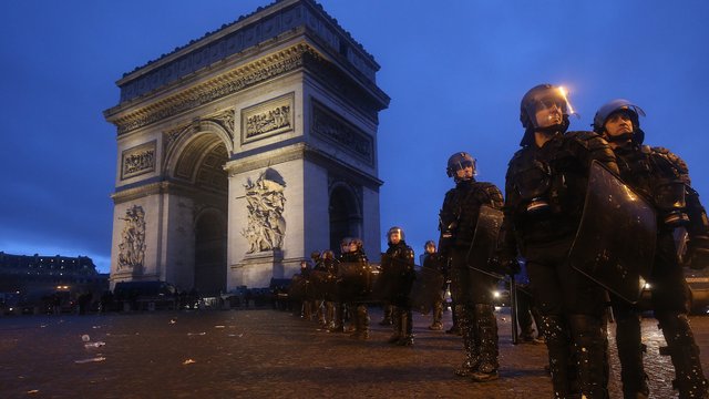 Face aux « gilets jaunes », première manifestation des « foulards rouges »