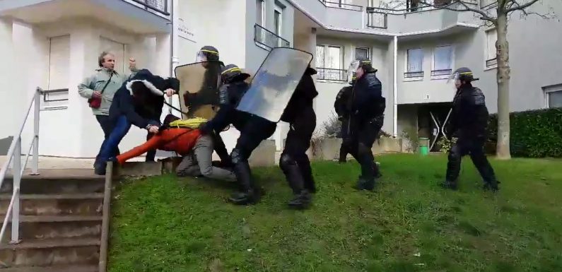 Des Gilets Jaunes et des manifestants CGT venus chercher Macron à Créteil sont repoussés à coups de matraque