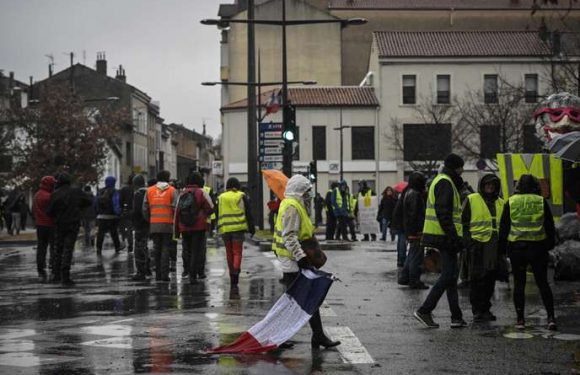 A Valence, sous une pluie glaciale, les « gilets jaunes » ont « oublié de tout casser »