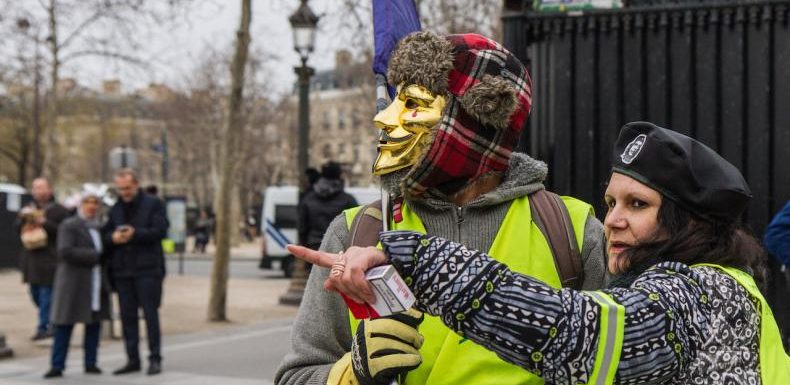 Gilets jaunes, lives et vidéos : « On assiste à l’émergence d’un contre-pouvoir médiatique important »