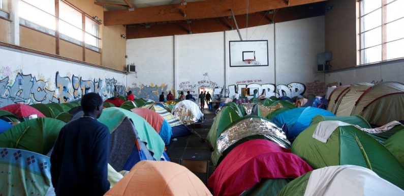 À Nantes, environ 200 migrants vivent dans un gymnase, sans douche ni chauffage