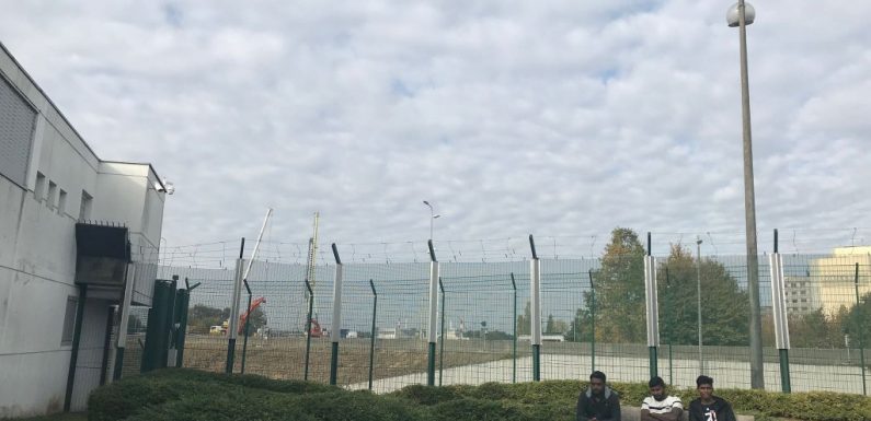 France : en centre de rétention « certains s’ouvrent les veines, d’autres avalent des lames de rasoirs »