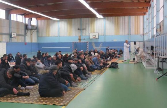 Saint-Denis (93) : après la fermeture de la mosquée, les musulmans prient au gymnase