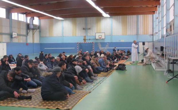 Saint-Denis (93) : après la fermeture de la mosquée, les musulmans prient au gymnase