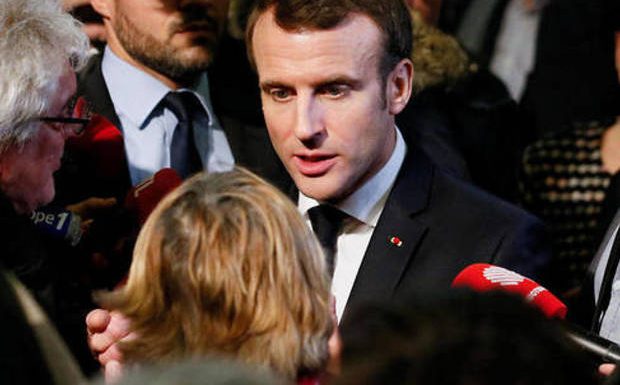 Macron propose que l’État rémunère certains journalistes dans les rédactions : vers une nationalisation partielle de la presse ?