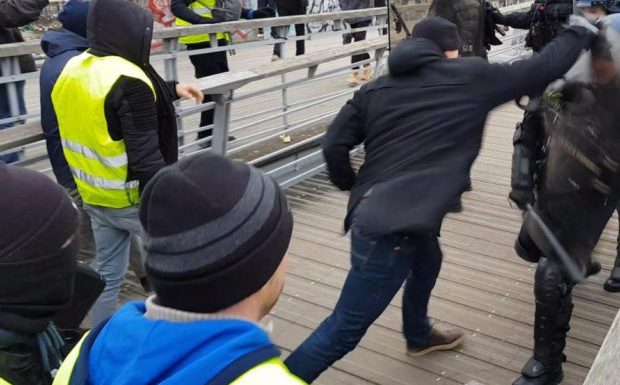 Christophe Dettinger veut porter plainte pour « injure raciale » contre Emmanuel Macron