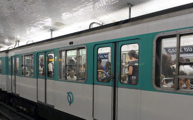 Paris : un an de prison pour le « frotteur » du métro. La mère d’une victime mineure: « C’est une blague! Ce n’est pas assez »