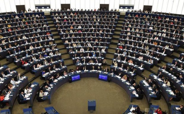 Gilets jaunes: le Parlement européen condamne l’usage du LBD