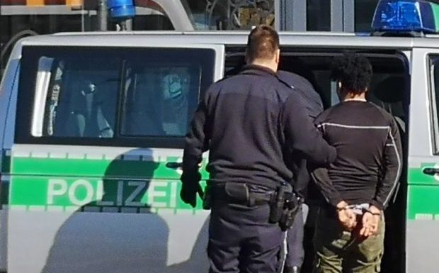 Augsbourg (All.) : Un demandeur d’asile d’Érythrée frappe des passants au hasard