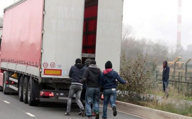 Calais : « Les associations pro-migrants leur fournissent le matériel pour couper les arbres afin de bloquer l’autoroute et de s’introduire dans les camions »