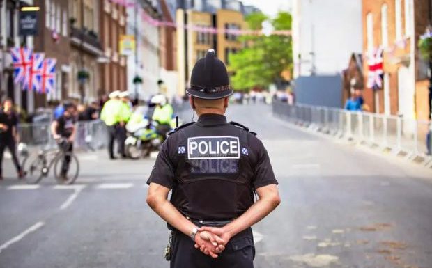 Royaume-Uni : la police jugée coupable d’avoir refusé de recruter un candidat « exceptionnel » parce que celui-ci était un homme blanc