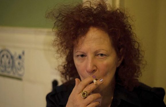 Addiction aux opioïdes : la photographe Nan Goldin s’attaque à l’industrie pharmaceutique américaine