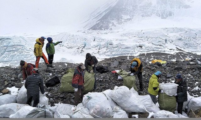 Everest: la Chine interdit aux touristes son camp de base au Tibet