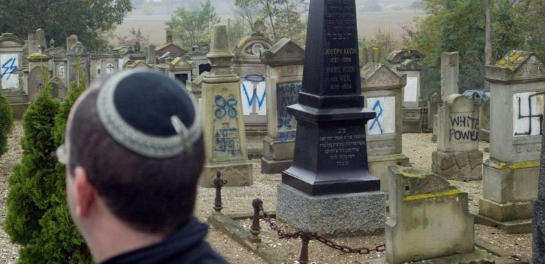 Des tags antisémites dans le cimetière d’un village près de Lyon