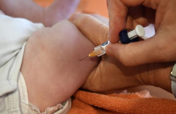 « Est-ce que c’est vraiment dans l’intérêt des bébés ? » : parmi les théories du complot, celle sur les vaccins convainc 43% de Français