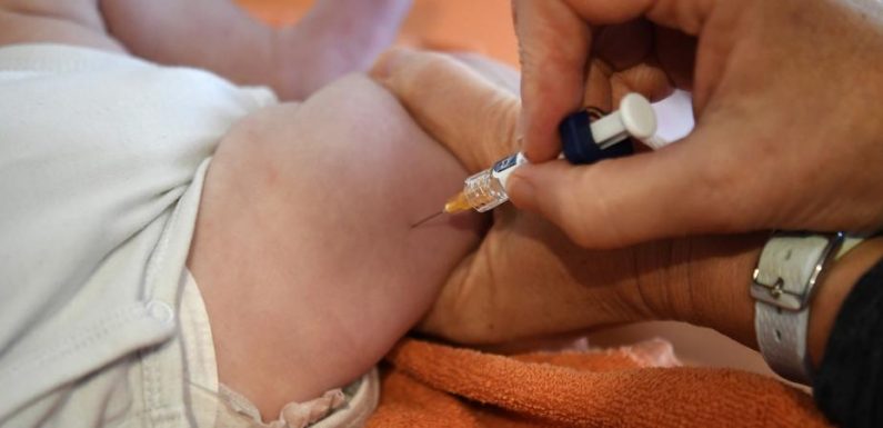 « Est-ce que c’est vraiment dans l’intérêt des bébés ? » : parmi les théories du complot, celle sur les vaccins convainc 43% de Français