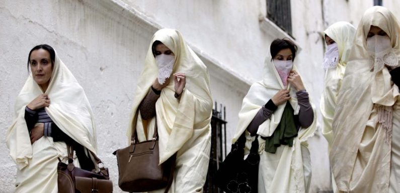 Algérie: des femmes en campagne contre le port du voile