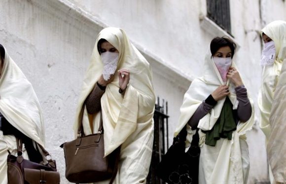 Algérie: des femmes en campagne contre le port du voile