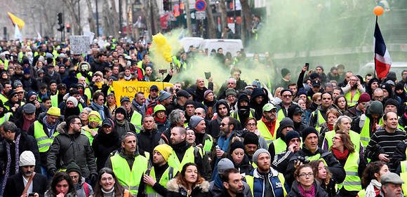 Gilets jaunes : un fourgon pénitentiaire visé par des manifestants à Paris