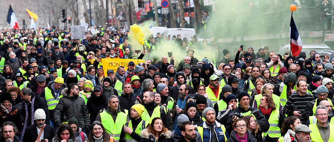 Gilets jaunes : un fourgon pénitentiaire visé par des manifestants à Paris