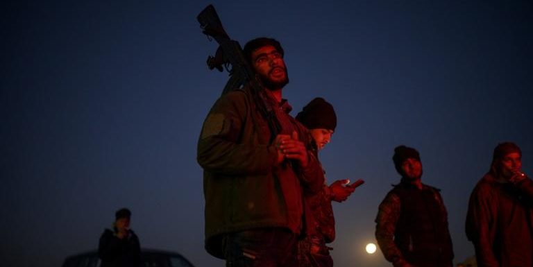 Syrie: des civils et combattants de l’EI se rendent, d’autres résistent