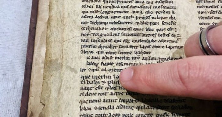 Découverts des manuscrits sur Merlin et le roi Arthur dans une bibliothèque anglaise : ils racontent une toute autre histoire