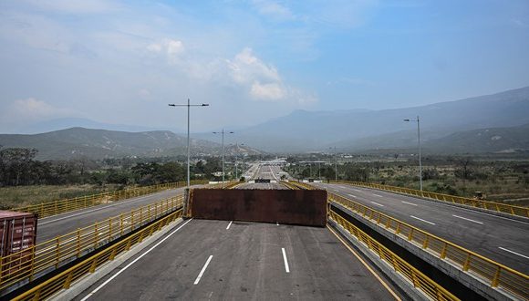 Maduro ferme la frontière avec le Brésil