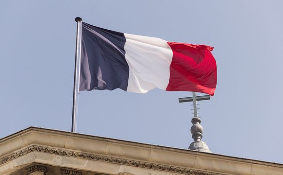 Les drapeaux dans les classes vont-ils rétablir la confiance à l’école ?