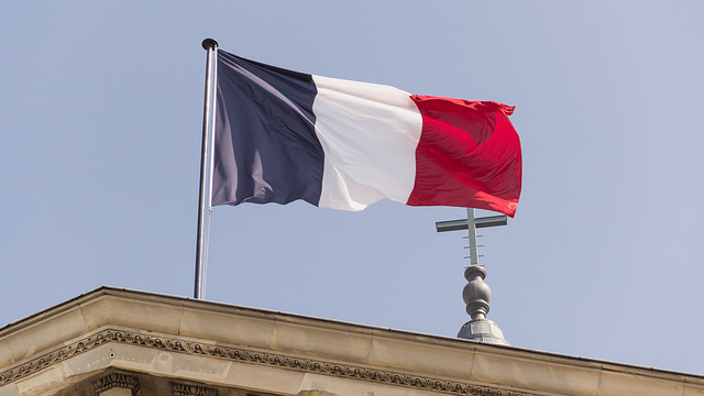 Les drapeaux dans les classes vont-ils rétablir la confiance à l’école ?