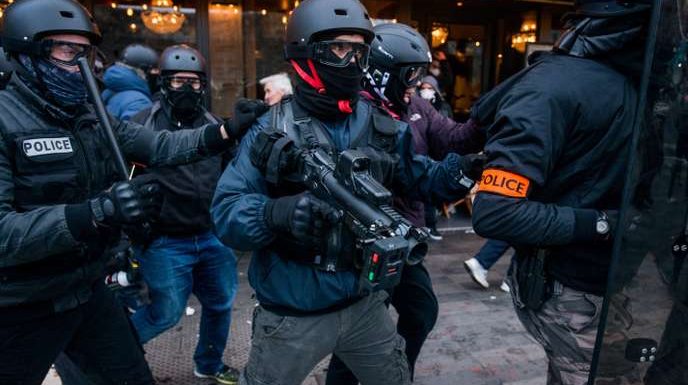 Des dissensions apparaissent au sein des forces de l’ordre sur l’usage du lanceur de balles de défense