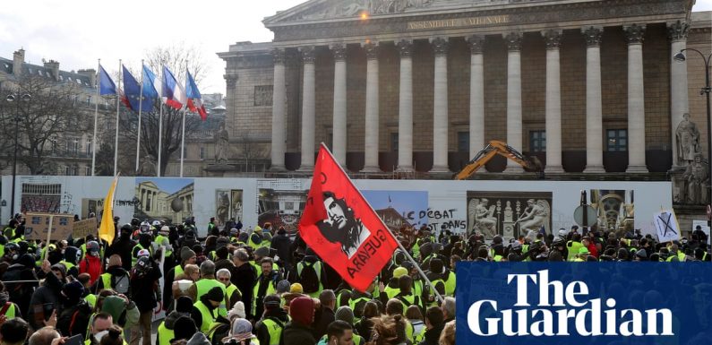 More violence in Paris as gilet jaunes protests enter 13th weekend