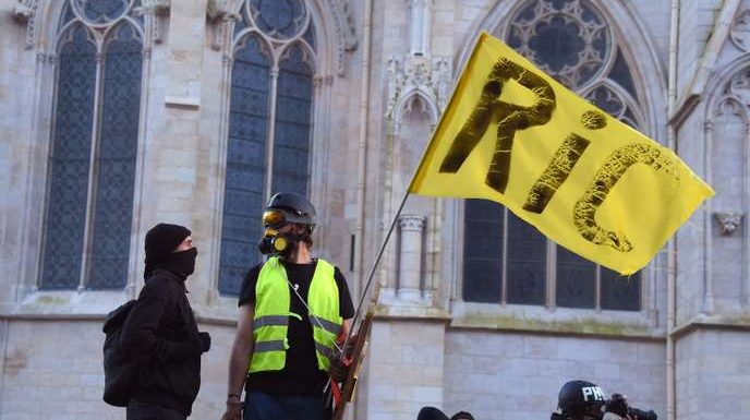 Gilets jaunes : « Le référendum n’est pas la panacée du renouveau de l’expression citoyenne »