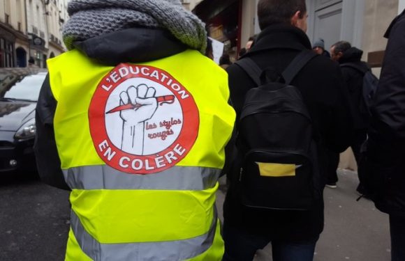 Stylos rouges : les professeurs en colère devant le ministère de l’Education nationale (IMAGES)