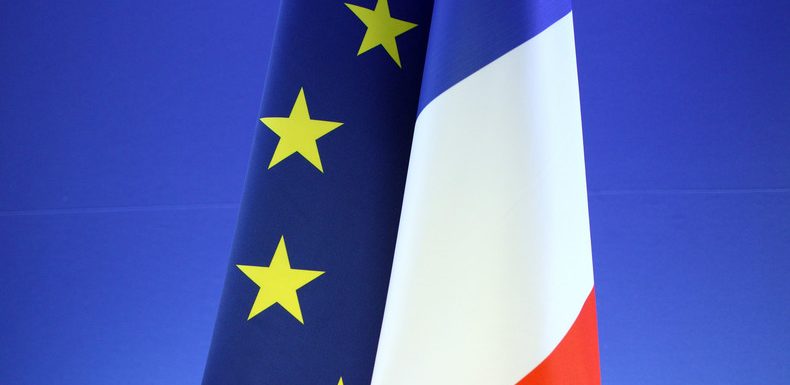 L’Assemblée rend obligatoire la présence des drapeaux européen et français dans les classes